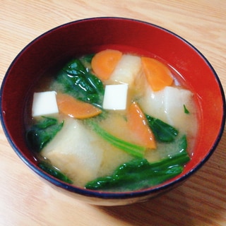 豆腐と人参とほうれん草と麩の味噌汁